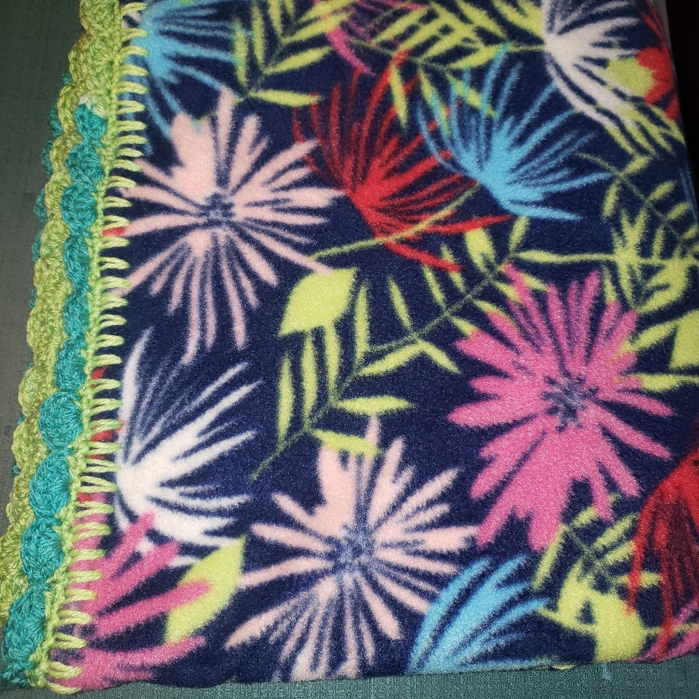 Double sided fleece throw blanket